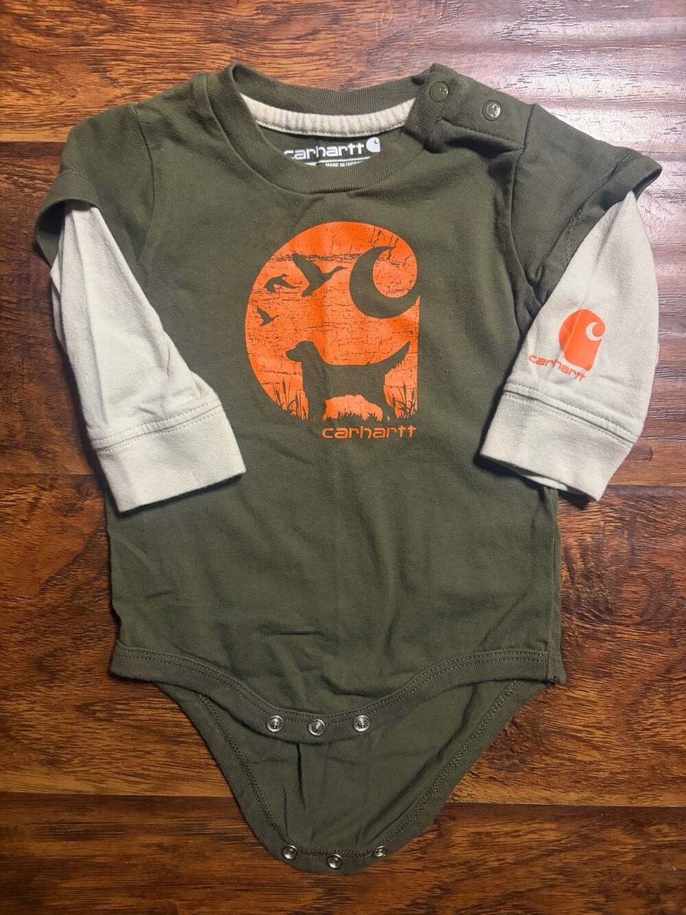 Carhartt Long Sleeve Graphic Bodysuit Size 6M Green Dog Moon Hunter